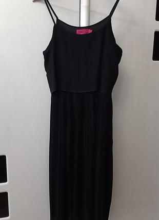 Черное платье  с плиссированной юбкой boohoo2 фото