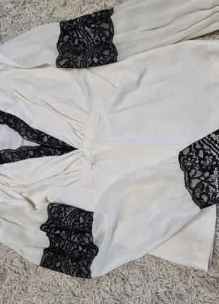 Очень нарядная ,красивая кофточкас,м размер, в идеальном состоянии.