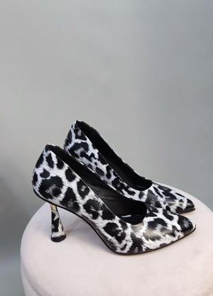 Женские туфли из натуральной кожи под леопарда на каблуке 8.5 см