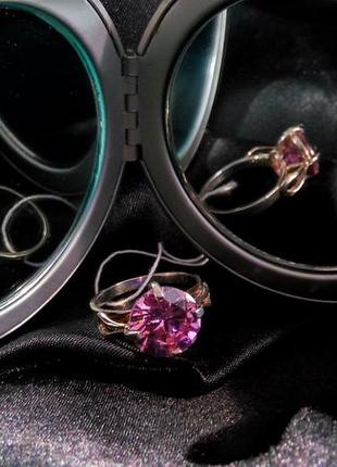 Красивое кольцо с розовым камнем5 фото