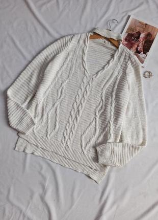 Белый удлиненный свитер с чокером