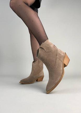 Ботинки казаки женские замшевые цвета капучино на каблуке демисезонные2 фото