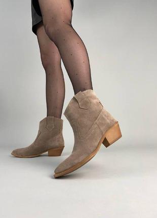 Ботинки казаки женские замшевые цвета капучино на каблуке демисезонные10 фото