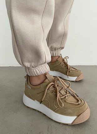 Кросівки жіночі