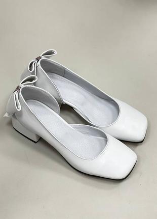 Белые кожаные туфли с бантиком на невысоком каблуке много цветов2 фото