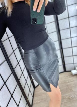 Женская мини-юбка кожаная короткая черная бежевая коричневая мокко нарядная6 фото