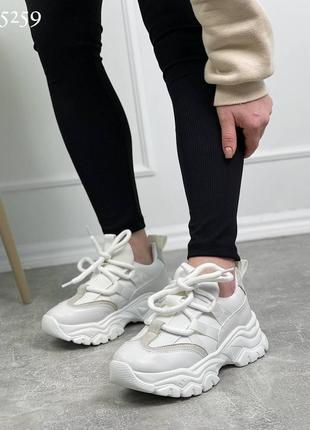 Женские белые кроссовки