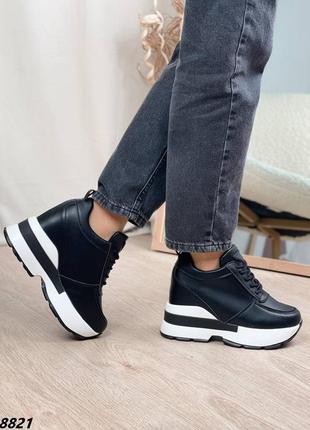 Чорні кросівки - сеікерси