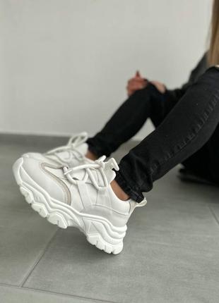 Стильные белые кроссовки