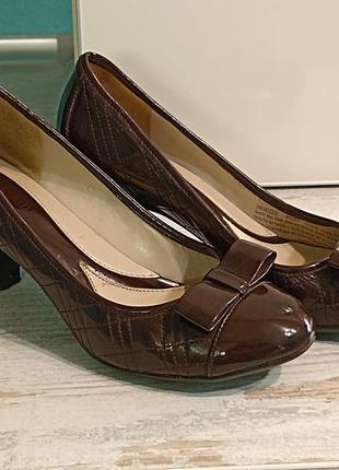 Туфлі лакові коричневі