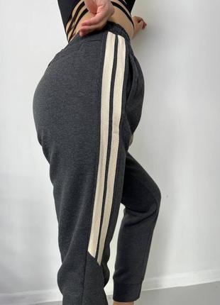 Темно-сірі теплі спортивні штани з лампасами2 фото