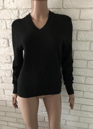 Шикарный и стильный свитер известного бренда uni qlo, очень модный дизайн, качественная и приятная ткань на ощупь, 100% кашемир