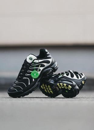 Чоловічі кросівки nike air max tn+. колір чорний з білим та зеленим1 фото