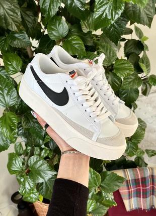 Крутые женские кроссовки на платформе nike blazer low platform белые беж чёрный логотип