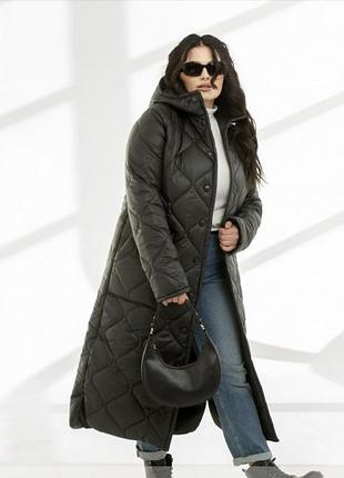 Довга стьобана куртка з пришивним капюшоном, різні кольори.