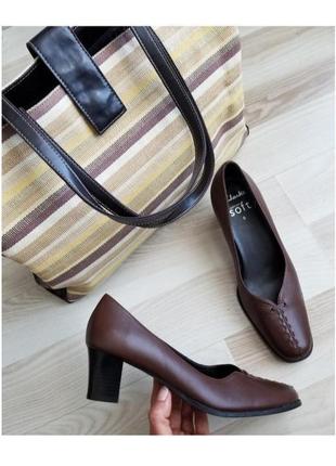 Класичні жіночі туфлі на середньому каблуці clarks коричневі жіночі туфлі на середніх підборах туфлі з натуральної шкіри вінтажні туфлі2 фото