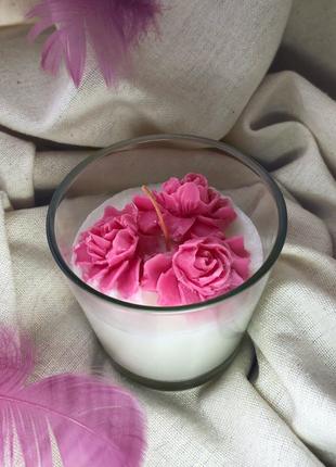 Свічка з трояндами в стакані  з легким ароматом1 фото