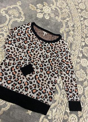 Свитер в анималистичный принт