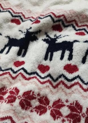 Дуже милий і приємний м'якенький стильовий светр з оленями і сердечками4 фото