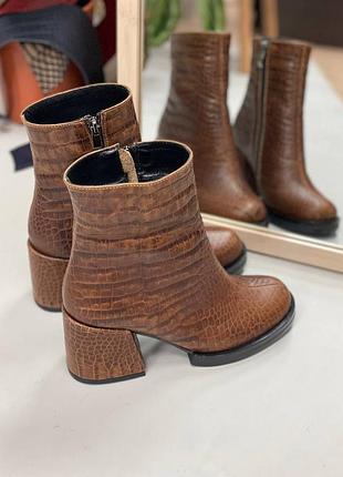 Стильні черевики ботильйони з ексклюзивної італійської шкіри з тисненям багато кольорів