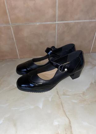 Нові туфлі в коробці, довжина устілки 26,5 см