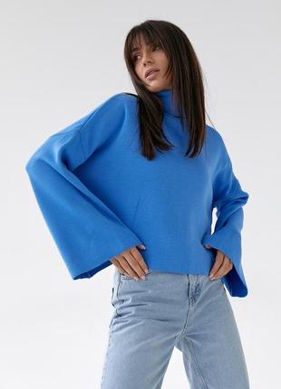 Однотонна кофта з високою горловиною та розширеними рукавами