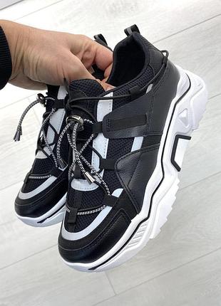 Стильні кросівки на шнурівці