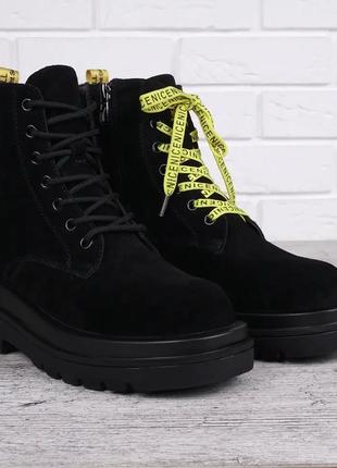 Замшеві черевики на платформі жіночі чорні україна 2 шнурівки5 фото