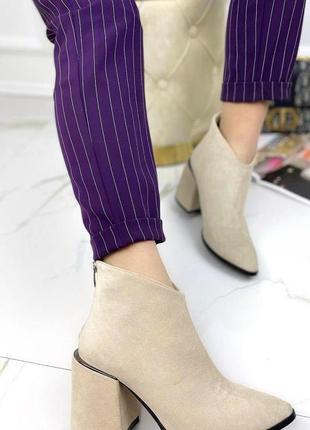 Ботильены на каблуках с узким носком замша бежевые3 фото