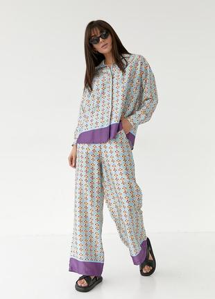 Атласный женский костюм в пижамном стиле.