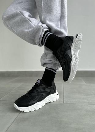 Стильные черные кроссовки