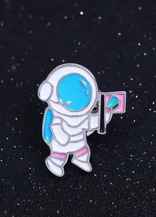 Пин значок космонавт