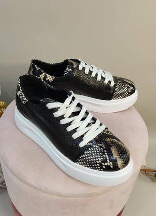 Черные кеды на массивной подошве из эксклюзивной кожи с тиснением много цветов