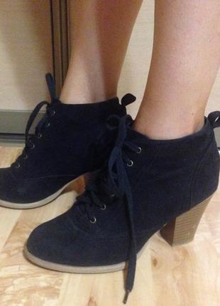 Черные ботинки на каблуке демисезонные на шнуровке1 фото