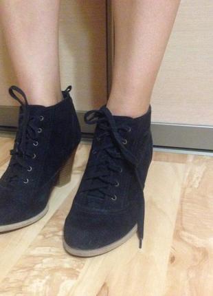 Черные ботинки на каблуке демисезонные на шнуровке2 фото
