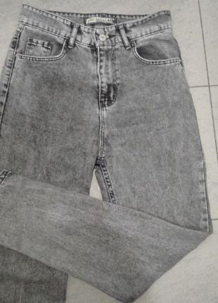 Серые джинсы мом