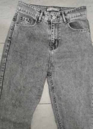 Серые джинсы мом2 фото