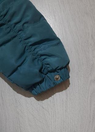 Куртка ярко-бирюзового цвета, удлиненная, утепленная, с капюшоном,8 фото