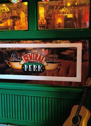 Миниатюра из сериала друзья. кофейня " central perk"