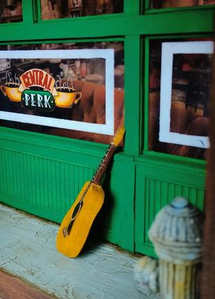 Миниатюра из сериала друзья. кофейня " central perk"