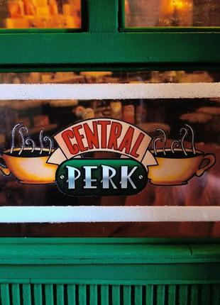 Миниатюра из сериала друзья. кофейня " central perk"