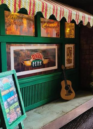 Миниатюра из сериала друзья. кофейня " central perk"