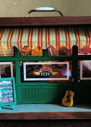 Миниатюра из сериала друзья. кофейня " central perk"