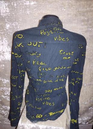 Крутая рубашка с надписями moschino jeans2 фото