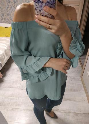 Актуальна блуза з рюшами на рукавах м'ятного кольору