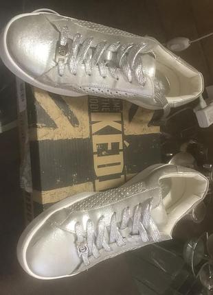 Жіночі кросівки