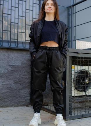 Чорні жіночі стильні штани джогери на манжетах bayraktar without1 фото