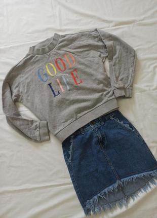 Повседневный аутфит джинсовая юбка с бахромой и хлопковый свитшот1 фото