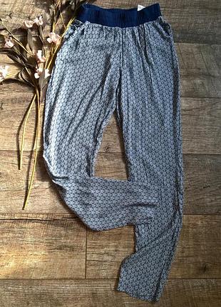 Брюки,бананы,алладинки,от divided/белые с синим/легкие/вискоза/заужены-s-ка