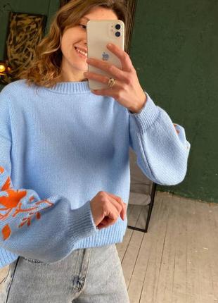 Кофта свитер укороченная с вышивкой на рукавах туречевая погремушка голубой, молоко, малина